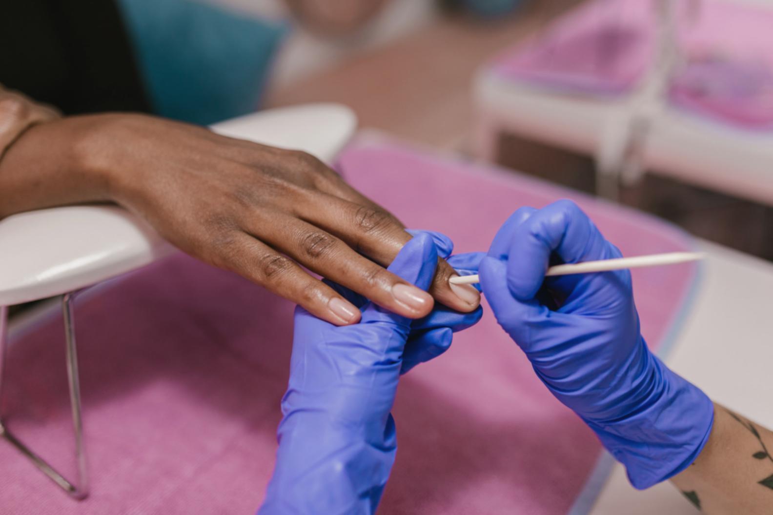 Professionelles Nagelstudio mit moderner Ausstattung und eleganter Atmosphäre